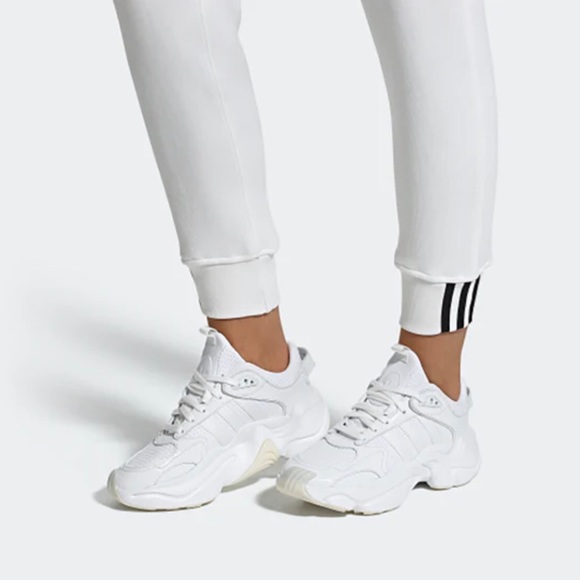 ADIDAS ORIGINALS WOMENS MAGMUR RUNNERS - Picture 1 of 7